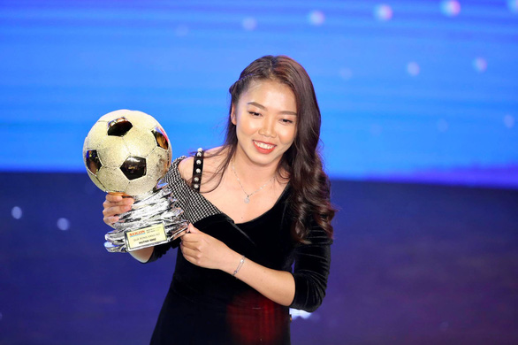 Striker Cu Thi Huynh Nhu of Ho Chi Minh City Club reacts after receiving the 2020 Vietnam Golden Ball Award in Ho Chi Minh City, January 12, 2021. Photo: N.K./ Tuoi Tre