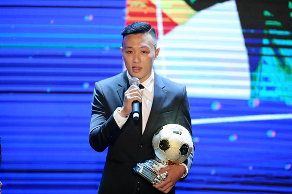 Nguyen Minh Tri of Thai Son Nam FC speaks after receiving the 2020 Vietnam Golden Ball Award in futsal in Ho Chi Minh City, January 12, 2021. Photo: N.K./ Tuoi Tre