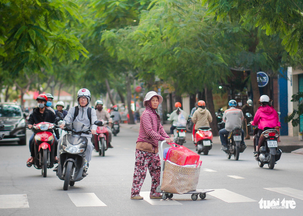 Ho Chi Minh City commuters bask in warm clothes, January 13, 2021. Photo: Chau Tuan / Tuoi Tre