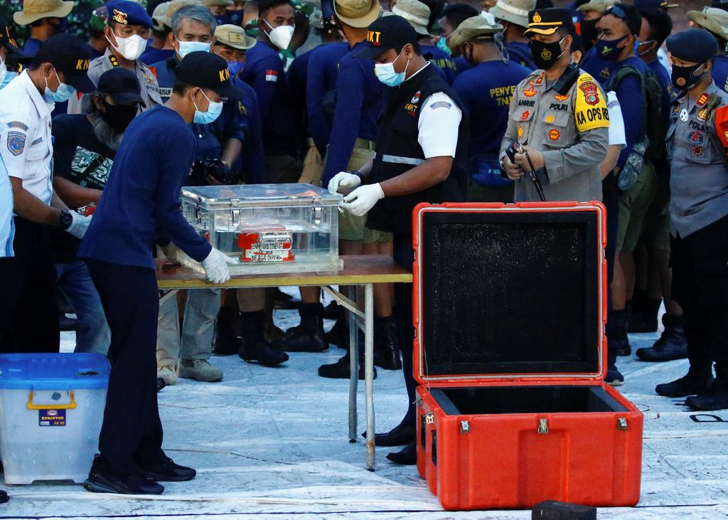 National Transportation Safety Committee (KNKT) officials hold a part of the retrieved black box of Sriwijaya Air flight SJ 182, which crashed into the sea at the weekend off the Jakarta coast, in Jakarta, Indonesia, January 12, 2021. Photo: Reuters