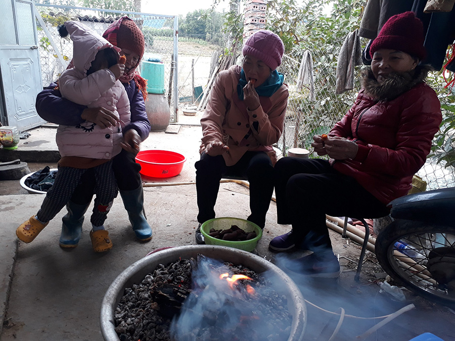 Residents of Binh Lieu District in the northern province Quang Ninh gather around a fire, January 8, 2021. Photo: Ly Cuong/ Tuoi Tre