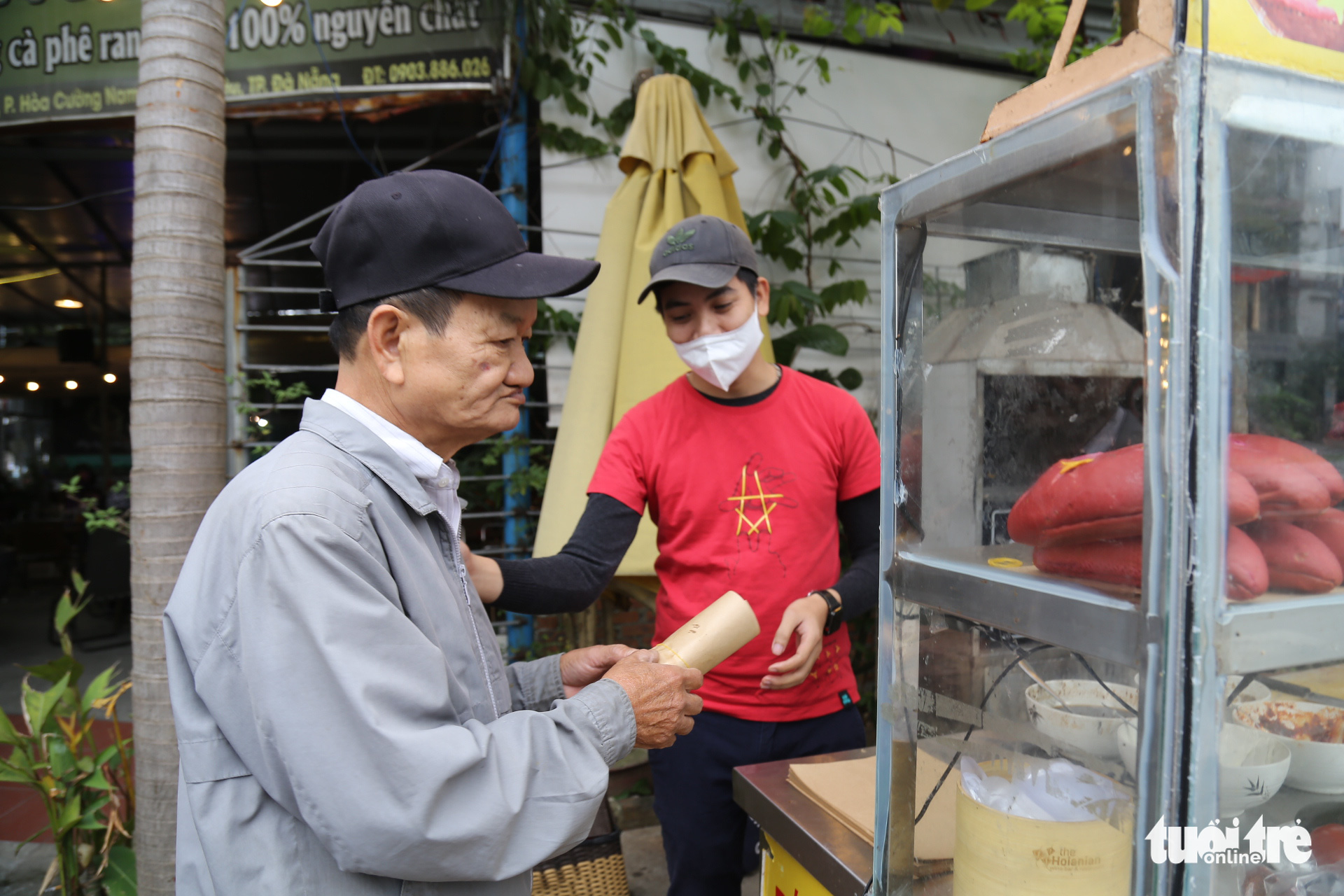 A man receives a free banh mi from Banh mi yeu nuoc in Da Nang City, Vietnam. Photo: Doan Nhan / Tuoi Tre