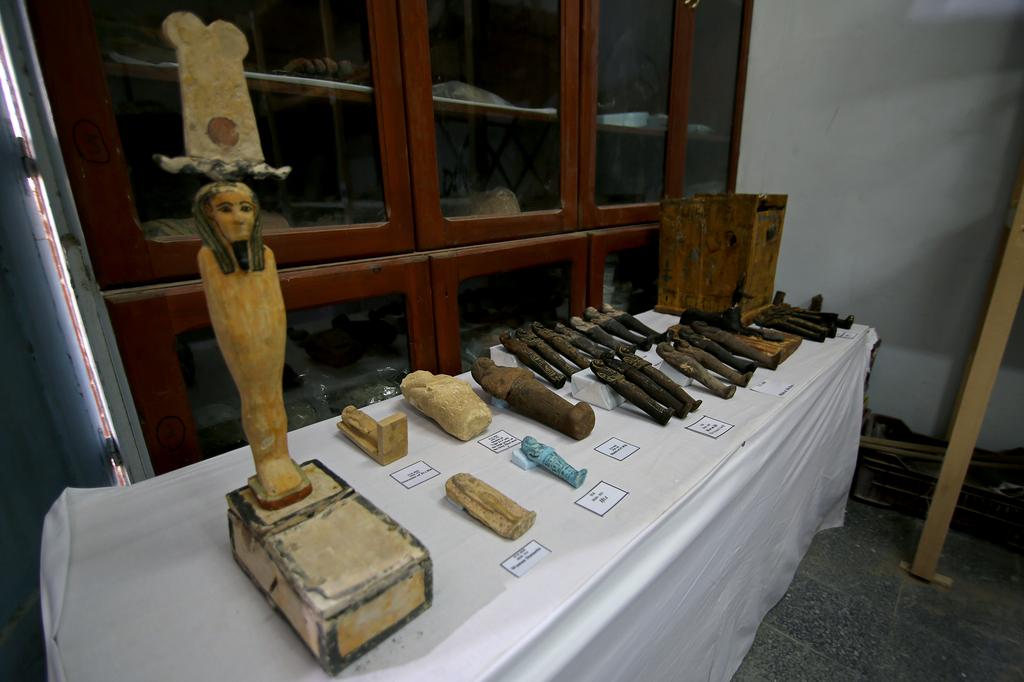 Artifacts, part of a recent discovery from the Saqqara necropolis, are seen south of Cairo, Egypt January 17, 2021. Photo: Reuters