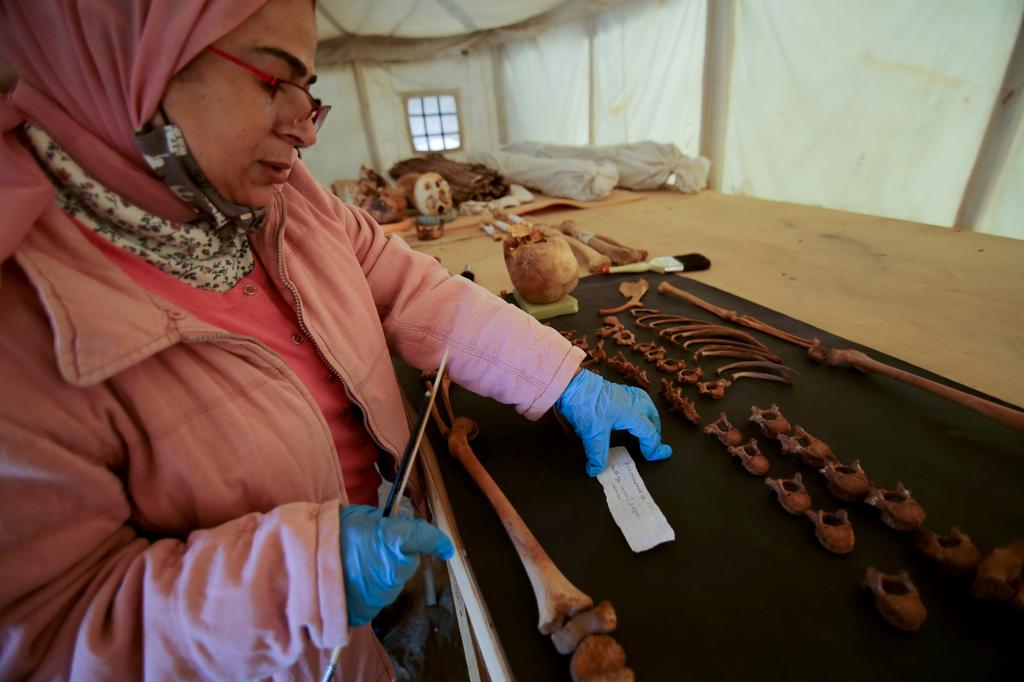 A woman works on artefacts, part of a recent discovery, at the Saqqara necropolis south of Cairo, Egypt January 17, 2021. Photo: Reuters