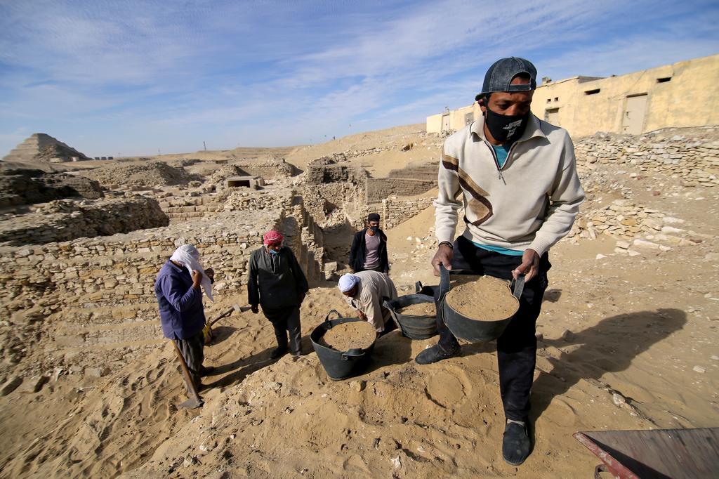 Men work at the site of a recent discovery at the Saqqara necropolis south of Cairo, Egypt January 17, 2021. Photo: Reuters