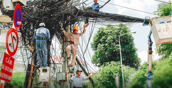Workers remove tangled wires at the Pasteur-Ly Tu Trong intersection in preparation for the undergrounding on August 8, 2011. Photo: Nguyen Cong Thanh / Tuoi Tre