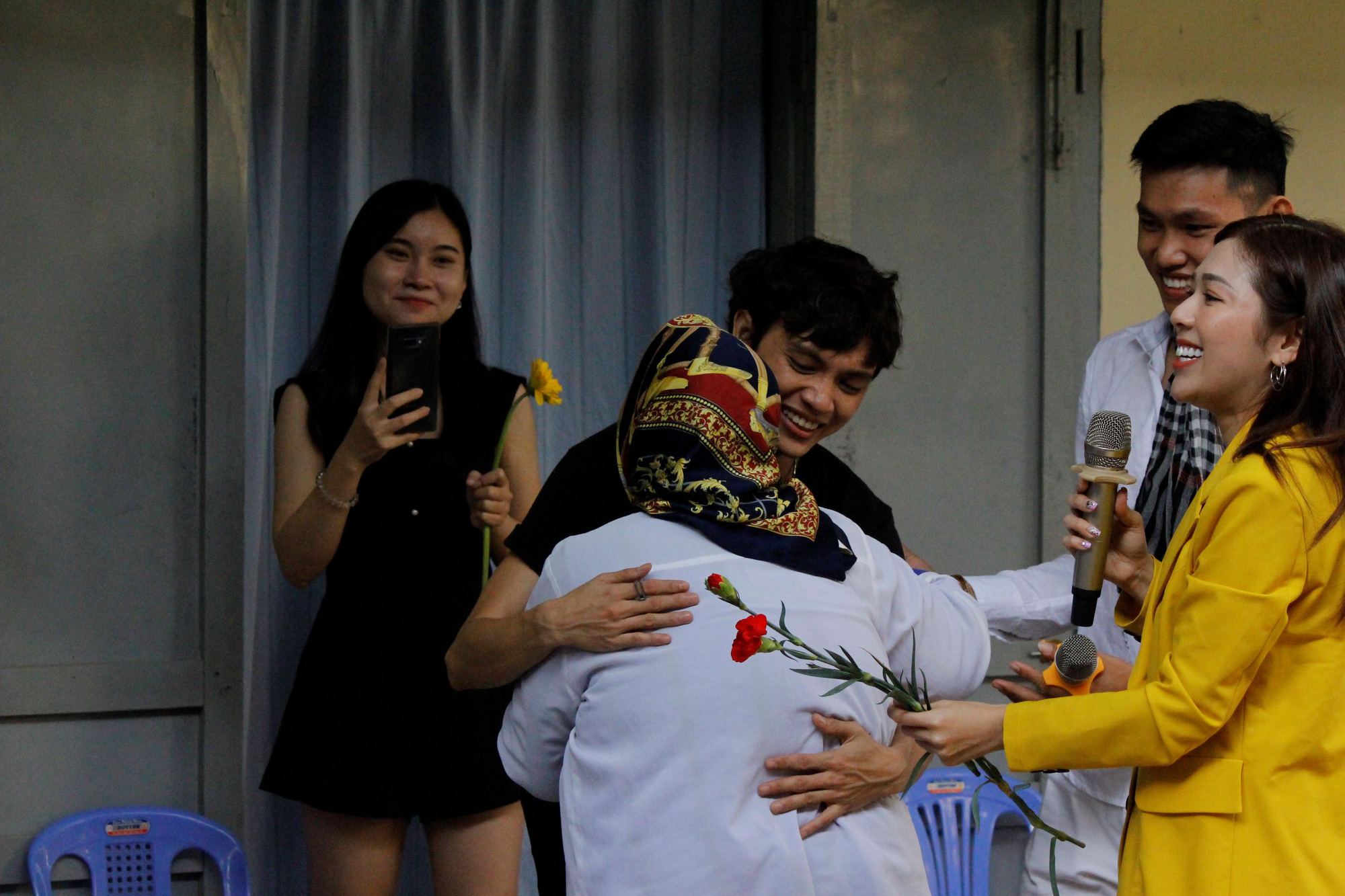 Nguyen Quoc Thinh, stylist and organizer of ‘Ngay Mong Mo’ program, receives a hug from an elderly woman at Thien An social protection center in Ho Chi Minh City, January 16, 2021. Photo: Ngan Nguyen