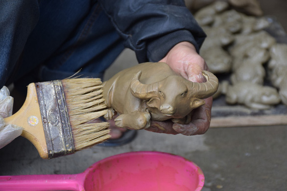 Nguyen Van Hoang creates a clay buffalo at Thanh Ha Pottery Village in Hoi An City, Quang Nam Province, Vietnam. Photo: D.T. / Tuoi Tre