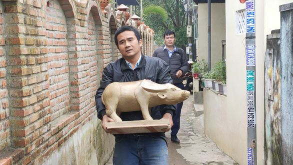 Nguyen Van Hoang brings a large-sized clay buffalo to the firing process at Thanh Ha Pottery Village in Hoi An City, Quang Nam Province, Vietnam. Photo: D.T. / Tuoi Tre