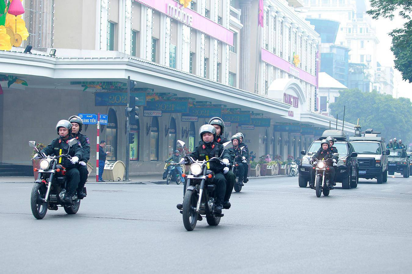 Officers under the Hanoi Department of Public Security patrol on a street following the ceremony on January 20, 2021. Photo: D. Le / Tuoi Tre