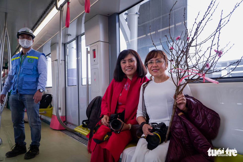 Visitors are seen doing photoshoots on the train for the metro line 3 of Hanoi, January 23, 2021. Photo: Pham Tuan / Tuoi Tre