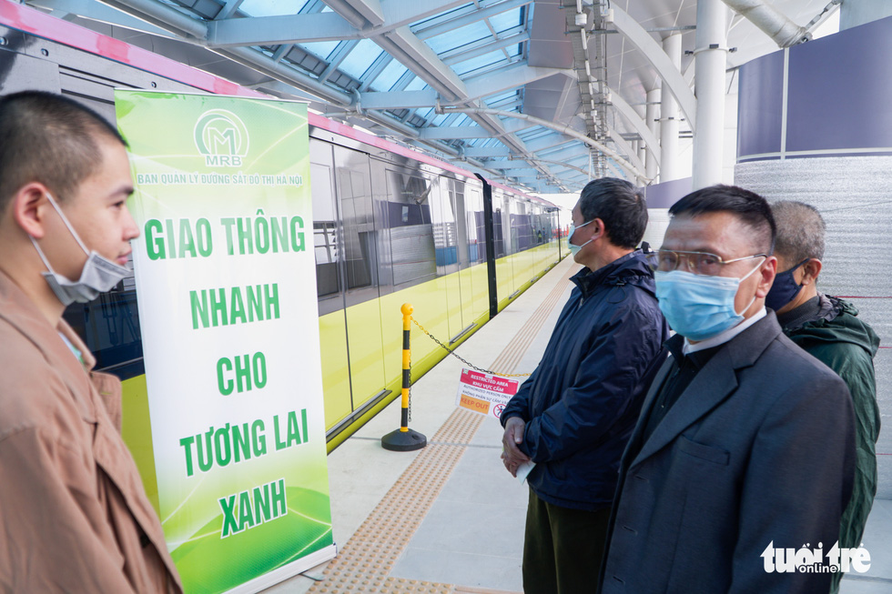 Visitors are seen at the S1 terminal of Hanoi, January 23, 2021. Photo: Pham Tuan / Tuoi Tre