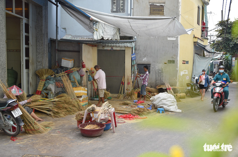 A corner of the hamlet making broomsticks in District 6 in Ho Chi Minh City during days before the 2021 Lunar New Year. Photo: Minh Phuong / Tuoi Tre