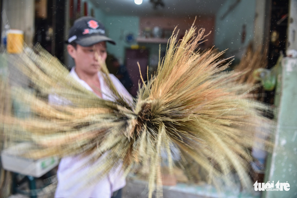 The workers making brooms are often exposed to dust from flowers, but they are happy to continue doing the traditional work. Photo: Minh Phuong / Tuoi Tre