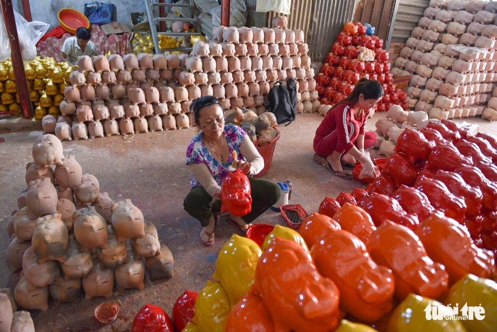 Workers adorn raw piggy banks at a pottery workshop in Thuan An City, Binh Duong Province. Photo: Ngoc Phuong / Tuoi Tre