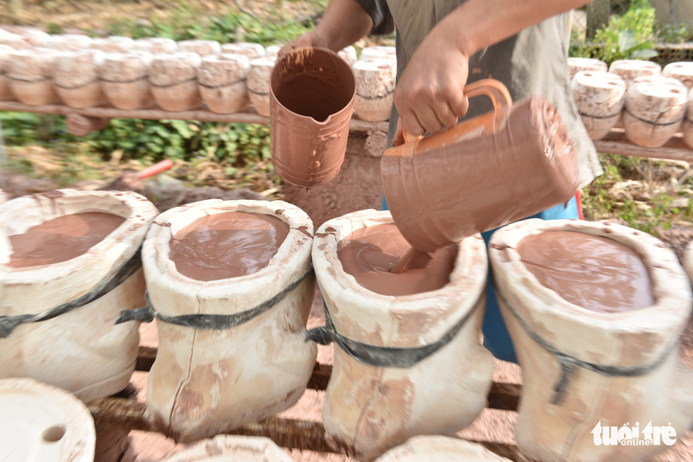 A worker pours clay into the mold to shape buffalo at Tran Quoc Tuan’s workshop in Tan Uyen Town, Binh Duong Province. Photo: Ngoc Phuong / Tuoi Tre