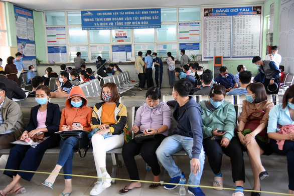Passengers wait to return purchased tickets at the Bien Hoa Railway Station in Dong Nai Province, Vietnam, February 2, 2021. Photo: A Loc / Tuoi Tre