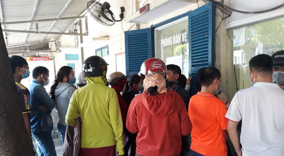 Passengers wait to return purchased tickets at the Di An Railway Station in Binh Duong Province, Vietnam, February 1, 2021. Photo: Duc Phu / Tuoi Tre