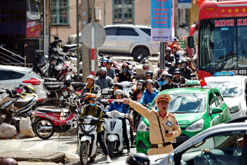 A traffic police mediate traffic flows in Da Lat City. Photo: M.Vinh / Tuoi Tre