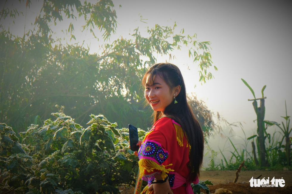 A woman in Hmong clothing at Dak R’Mang Market in Dak Nong Province. Photo: Dinh Cuong / Tuoi Tre