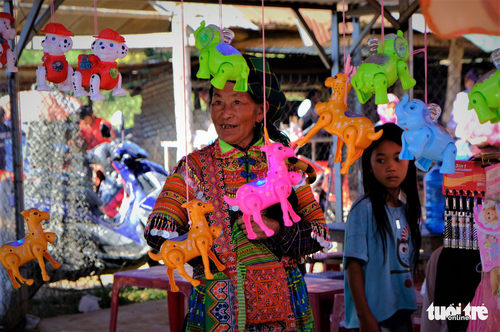 A toy stall at Dak R’Mang Market in Dak Nong Province. Photo: Dinh Cuong / Tuoi Tre