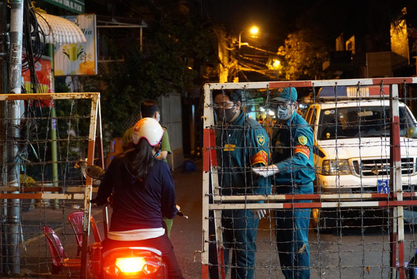 Local authorities are conducting blockade at Ho Chi Minh City’s Ma Lang neighborhood in District 1’s Nguyen Cu Trinh Ward on the night of February 7,2021. Photo: Dan Thuan/ Tuoi Tre