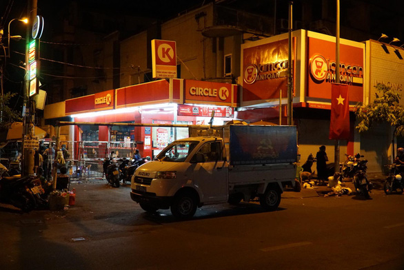 Local authorities are conducting blockade at Ho Chi Minh City’s Ma Lang neighborhood in District 1’s Nguyen Cu Trinh Ward on the night of February 7,2021. Photo: Dan Thuan/ Tuoi Tre