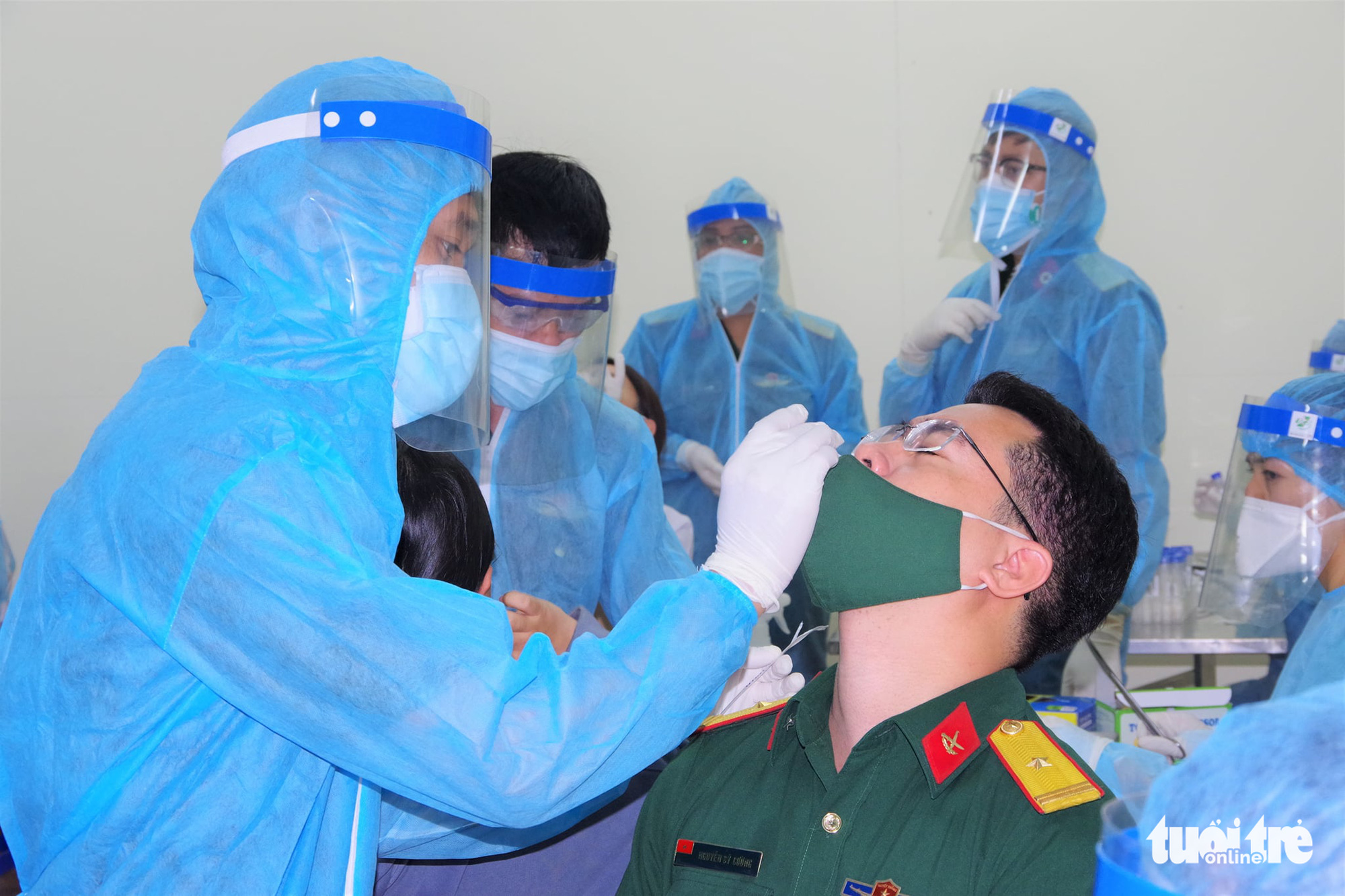 A health worker is being tested for COVID-19 at 175 Military Hospital in Go Vap District, Ho Chi Minh City, February 8, 2021. Photo: Tran Chinh / Tuoi Tre