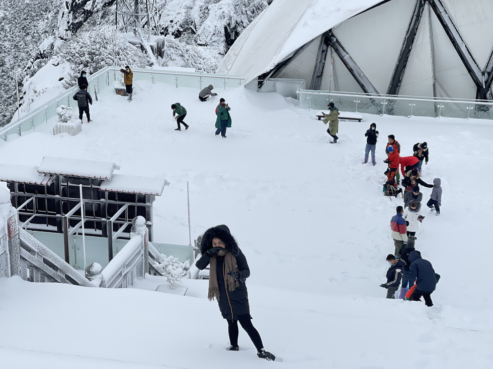 Tourists at the tourism complex Sun World Fansipan Legend play with snow, February 9, 2021. Photo: To Ba Hieu / Tuoi Tre