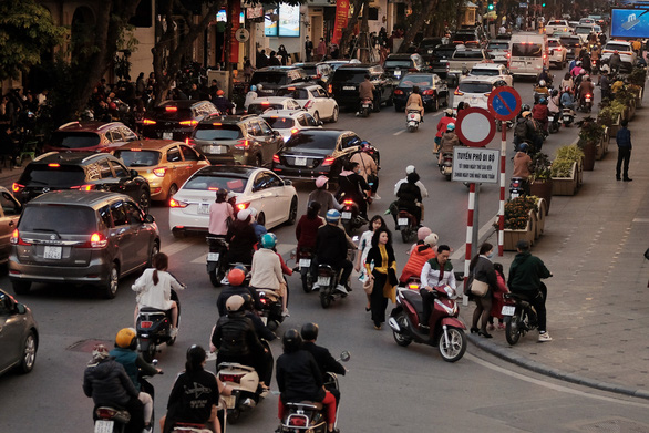 A street in downtown Hanoi is crowded in the afternoon of February 12, 2021. Photo: Mai Thuong / Tuoi Tre