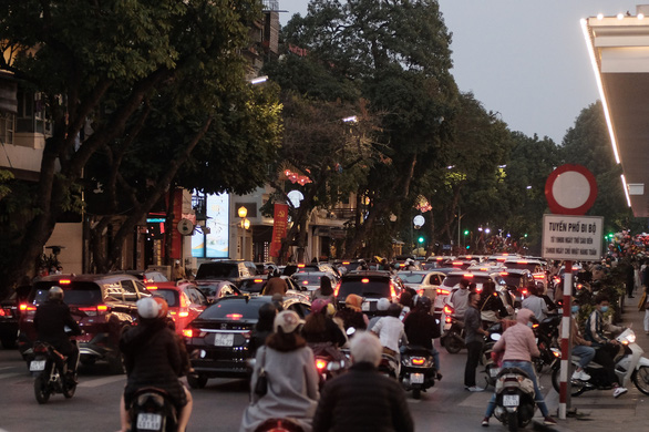 A street in downtown Hanoi is crowded in the afternoon of February 12, 2021. Photo: Mai Thuong / Tuoi Tre
