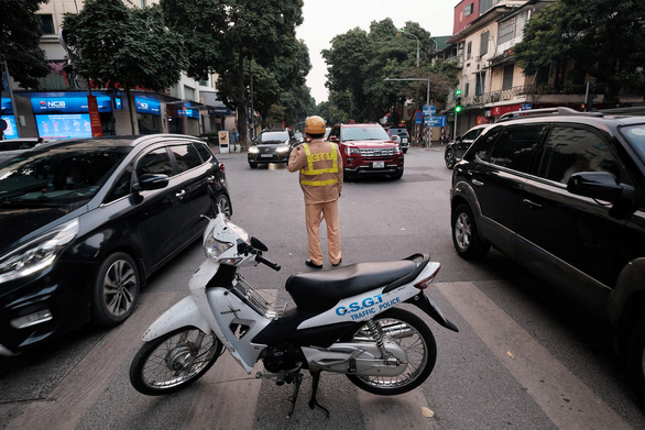 Traffic police use vehicle to block the Ba Trieu – Hai Ba Trung junction in Hanoi in a bid to avoid congestion. Photo: Mai Thuong / Tuoi Tre