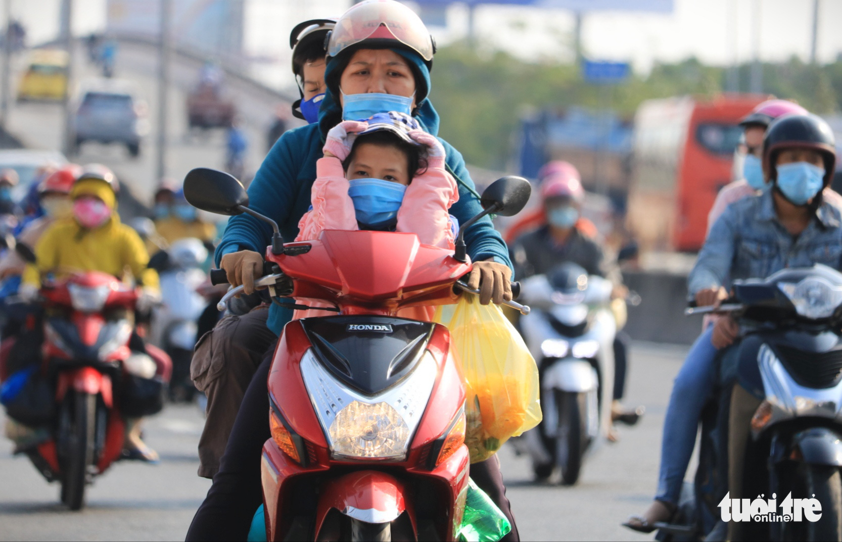 People wear face masks as they return to Ho Chi Minh City, February 16, 2021. Photo: Nhat Thinh / Tuoi Tre