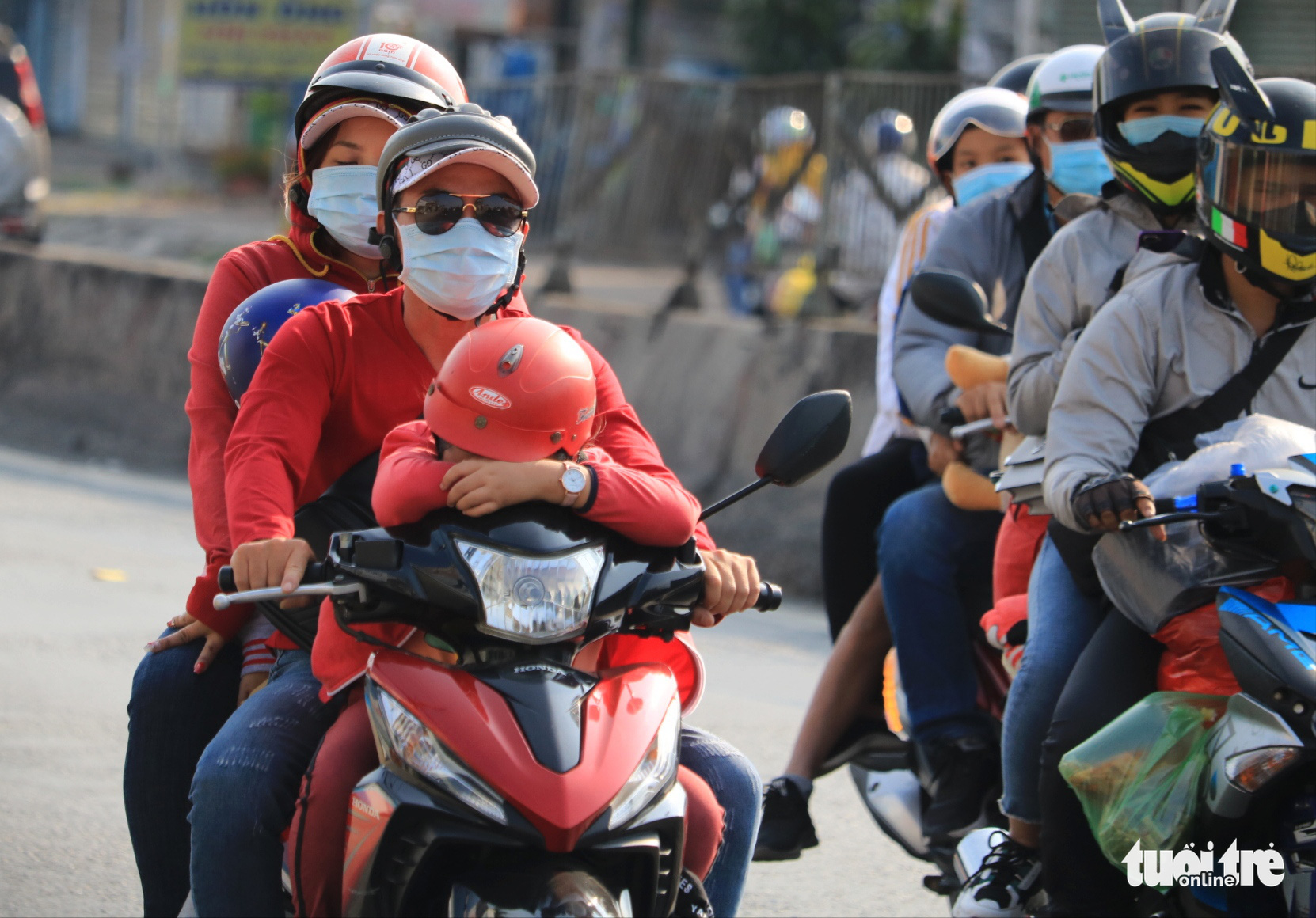 People travel to Ho Chi Minh City on motorbikes, February 16, 2021. Photo: Nhat Thinh / Tuoi Tre