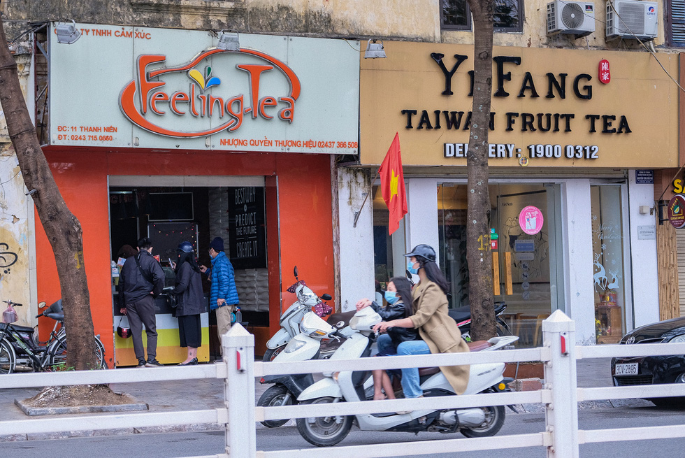 Boba tea shops on Hanoi’s Thanh Nien Street remains open, February 16, 2021. Photo: Nam Tran / Tuoi Tre