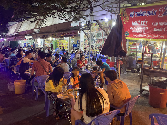 Customers fill a drinking establishment on Hoang Sa Street in District 1, Ho Chi Minh City, February 17, 2021. Photo: D.T. / Tuoi Tre