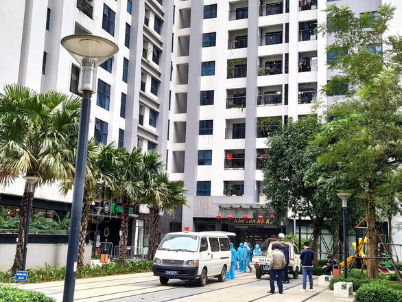 Medical workers work at the R2 building at Goldmark City Apartment Complex where a South Korean man was found dead, in Bac Tu Liem District, Hanoi, February 17, 2021. Photo: Ha Quan / Tuoi Tre