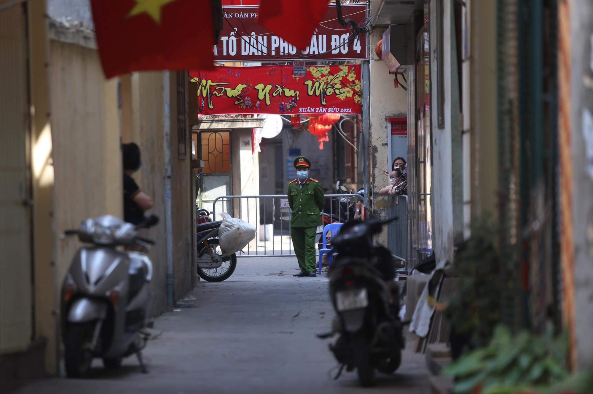Police officers probe the house of Hoang Thi Thu Huyen in Ha Dong District, Hanoi. Photo: Danh Trong / Tuoi Tre