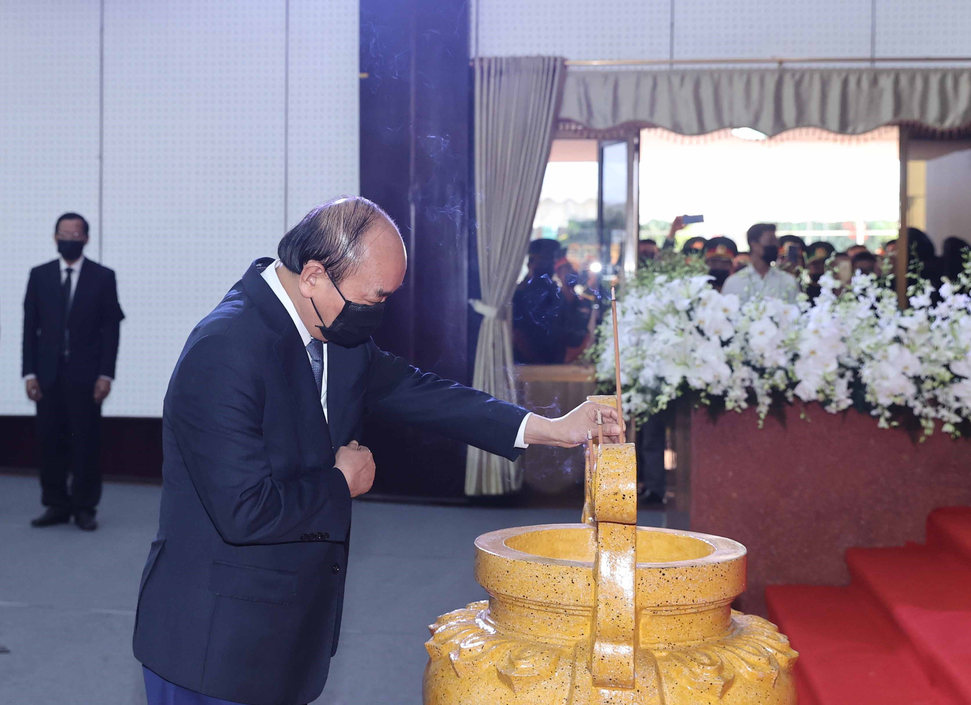 Prime Minister Nguyen Xuan Phuc pays respect to former Deputy PM Truong Vinh Trong in Ben Tre Province, Vietnam, February 21, 2021. Photo: Tu Trung / Tuoi Tre