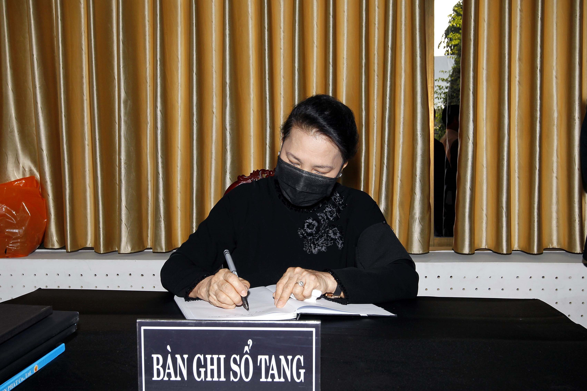 National Assembly Chairwoman Nguyen Thi Kim Ngan writes in the funeral book at the funeral of former Deputy Prime Minister Truong Vinh Trong in Ben Tre Province, Vietnam, February 21, 2021. Photo: Tu Trung / Tuoi Tre