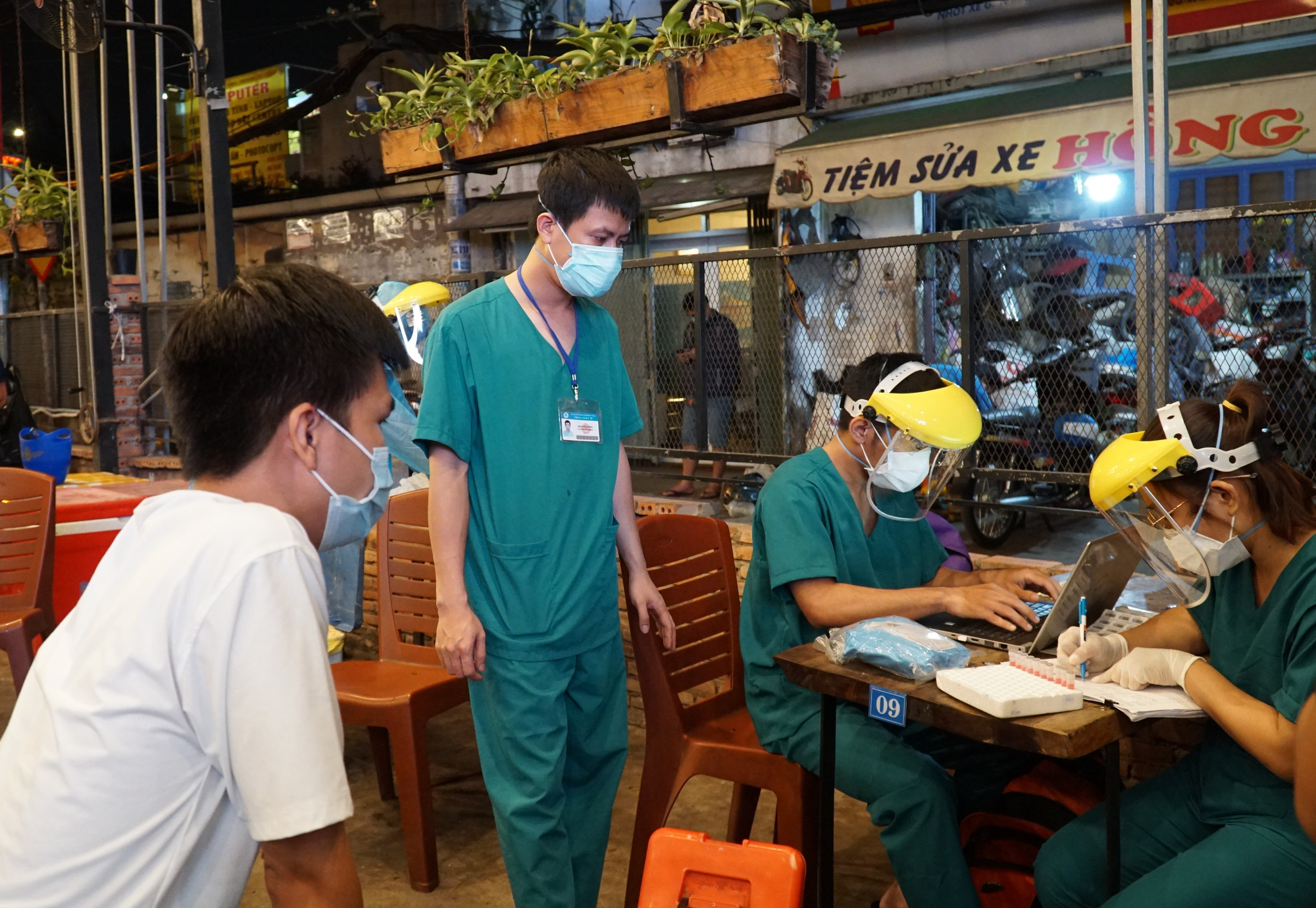 Medical workers make records of health declarations at a restaurant in Ward 11, Binh Thanh District, Ho Chi Minh City, February 22, 2021. Photo: Dan Thuan / Tuoi Tre