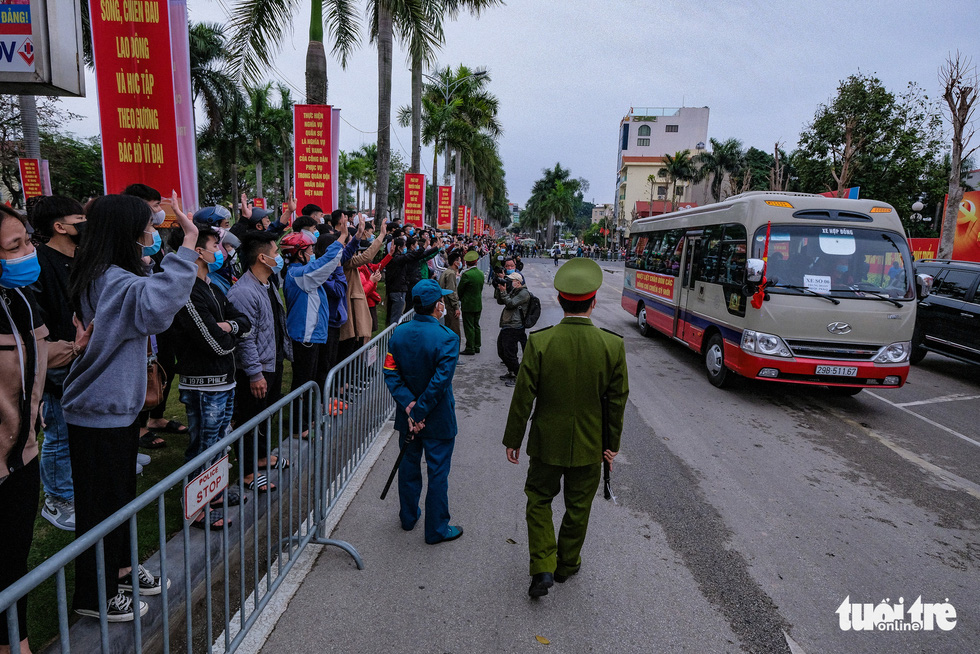 Residents of Dong Anh Province stand outside of the rookie handover ceremony to wave goodbye to the enlistees, February 27, 2021. Photo: Nam Tran / Tuoi Tre