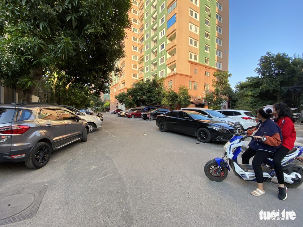 Cars are parked along the internal roads in the My Dinh I Urban Area in Nam Tu Liem District, Hanoi. Photo: Q. The / Tuoi Tre
