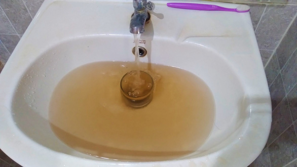 Yellow tap water in Tap Lap Ward of Nha Trang City around 8:00 am March 3, 2021. Photo: Minh Chien / Tuoi Tre