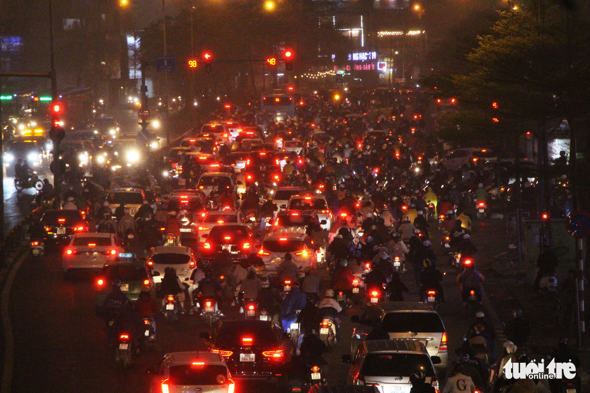 This photo shows the heavy traffic congestion on Tay Son Street in Hanoi, March 5, 2021. Photo: H.Q. / Tuoi Tre