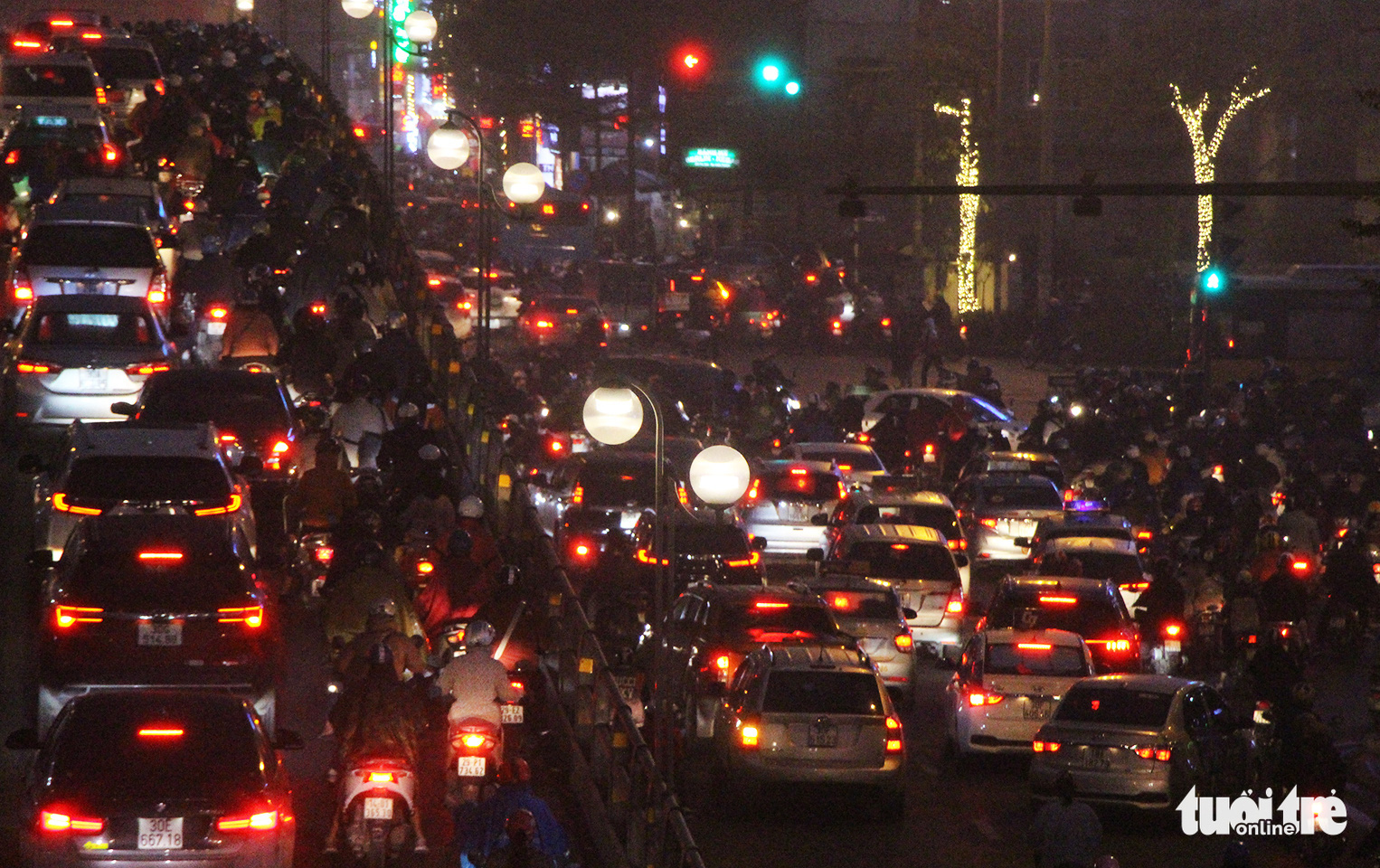 This photo shows the heavy traffic congestion on Tay Son Street in Hanoi, March 5, 2021. Photo: H.Q. / Tuoi Tre