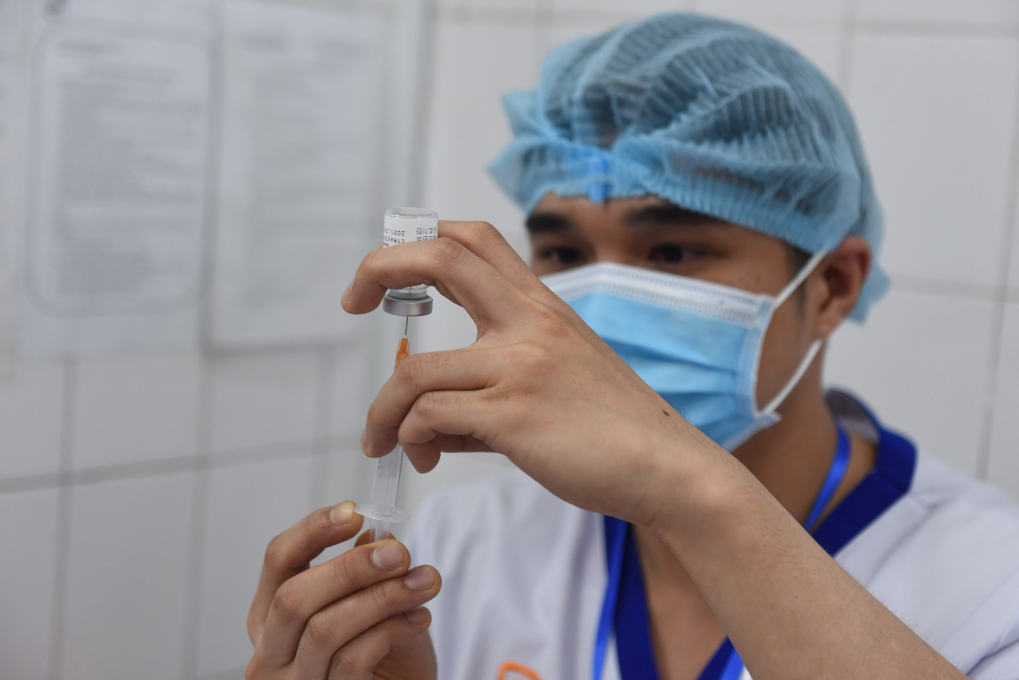 A health worker prepares for COVID-19 vaccination at the Ho Chi Minh City Hospital for Tropical Diseases, March 8, 2021. Photo: Duyen Phan / Tuoi Tre