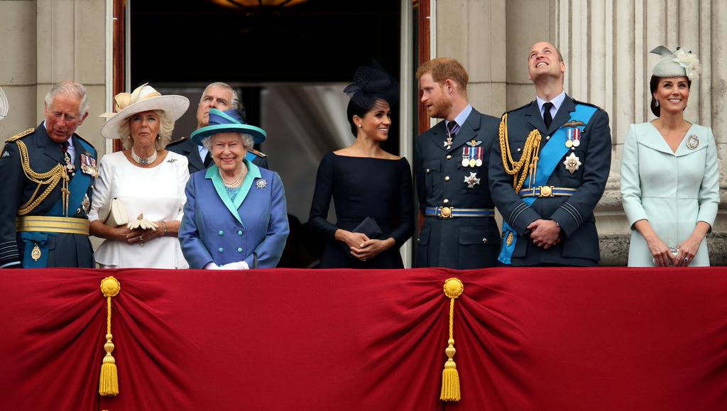 Britain's Prince Charles, Camilla, Duchess of Cornwall, Queen Elizabeth, Meghan, Duchess of Sussex, Prince Harry, Prince William, and Catherine, Duchess of Cambridge stand on the balcony of Buckingham Palace as they watch a fly past to mark the centenary of the Royal Air Force in central London, Britain July 10, 2018. Photo: Reuters