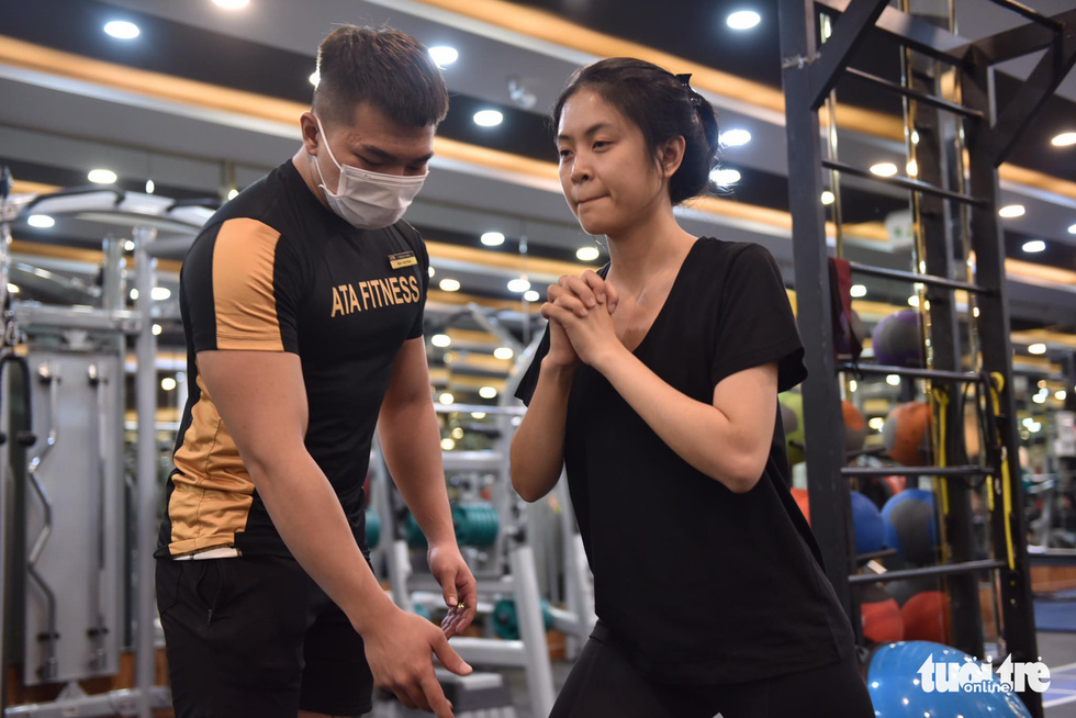 Luong Gia Yen does exercises under the guidance of her personal trainer at a gym in Binh Thanh District, Ho Chi Minh City, March 9, 2021. Photo: Ngoc Phuong / Tuoi Tre