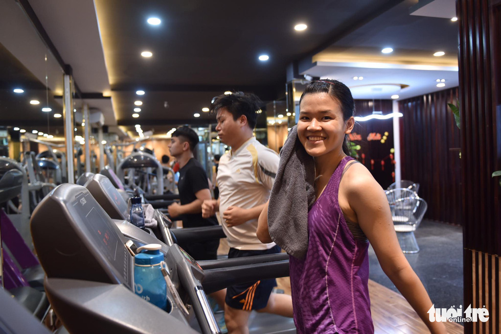 Phuong Thao works out on a treadmill at a gym in Binh Thanh District, Ho Chi Minh City, March 9, 2021. Photo: Ngoc Phuong / Tuoi Tre